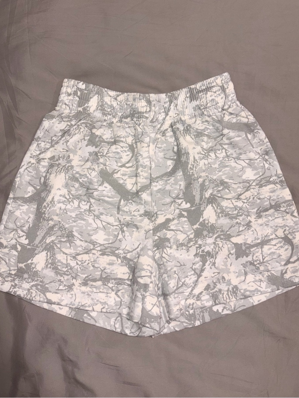 Women’s Relaxed Camo Print Shorts - Light Gray/White